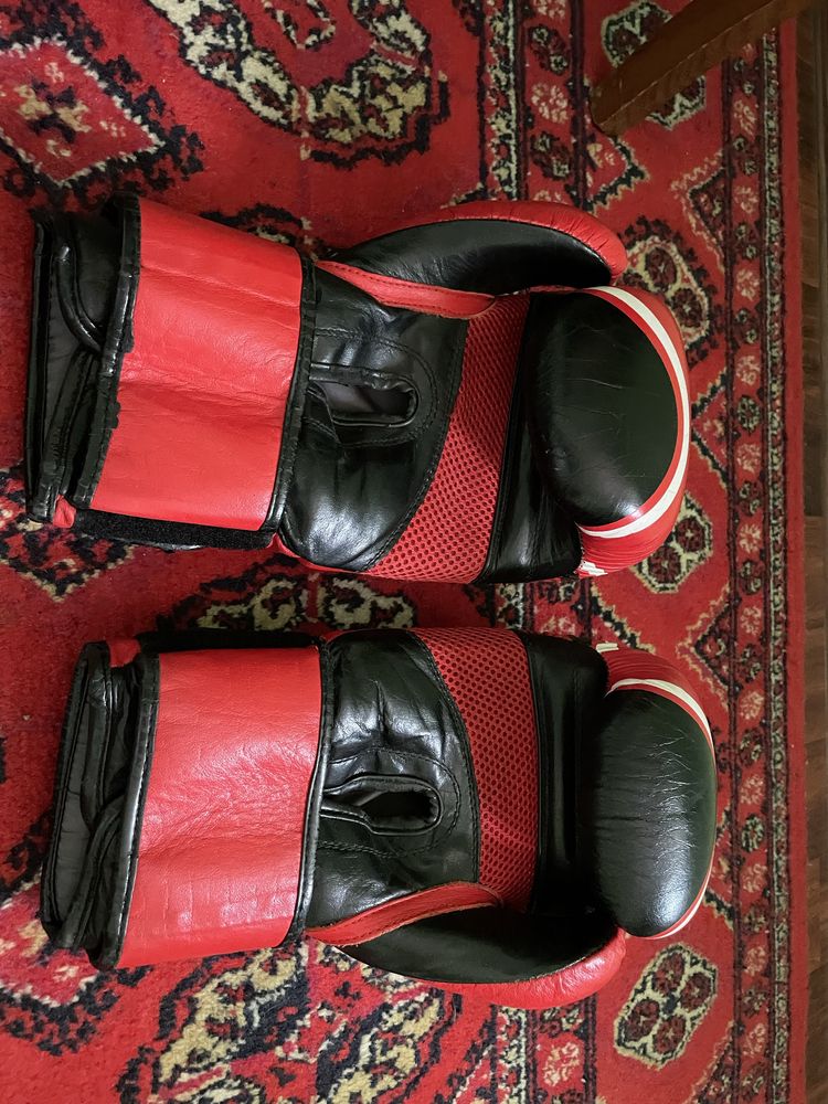 Tekinga yonidagi qizil perchatka bilan sport bintini qoshib beraman