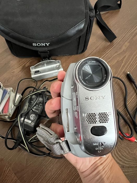 Vând cameră de filmat Sony digitală cu casetă  mică