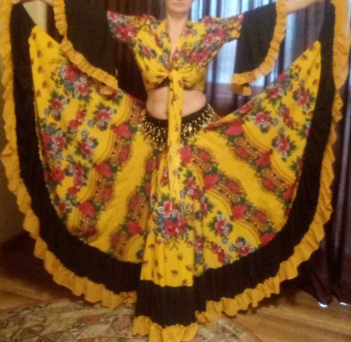 Costum de damă pentru dans tiganesc, pentru scenă și spectacole.