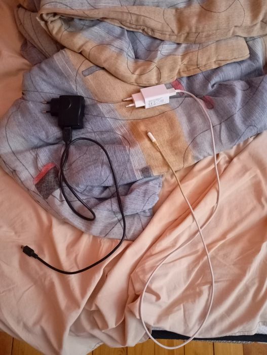 Зарядни за телефони.