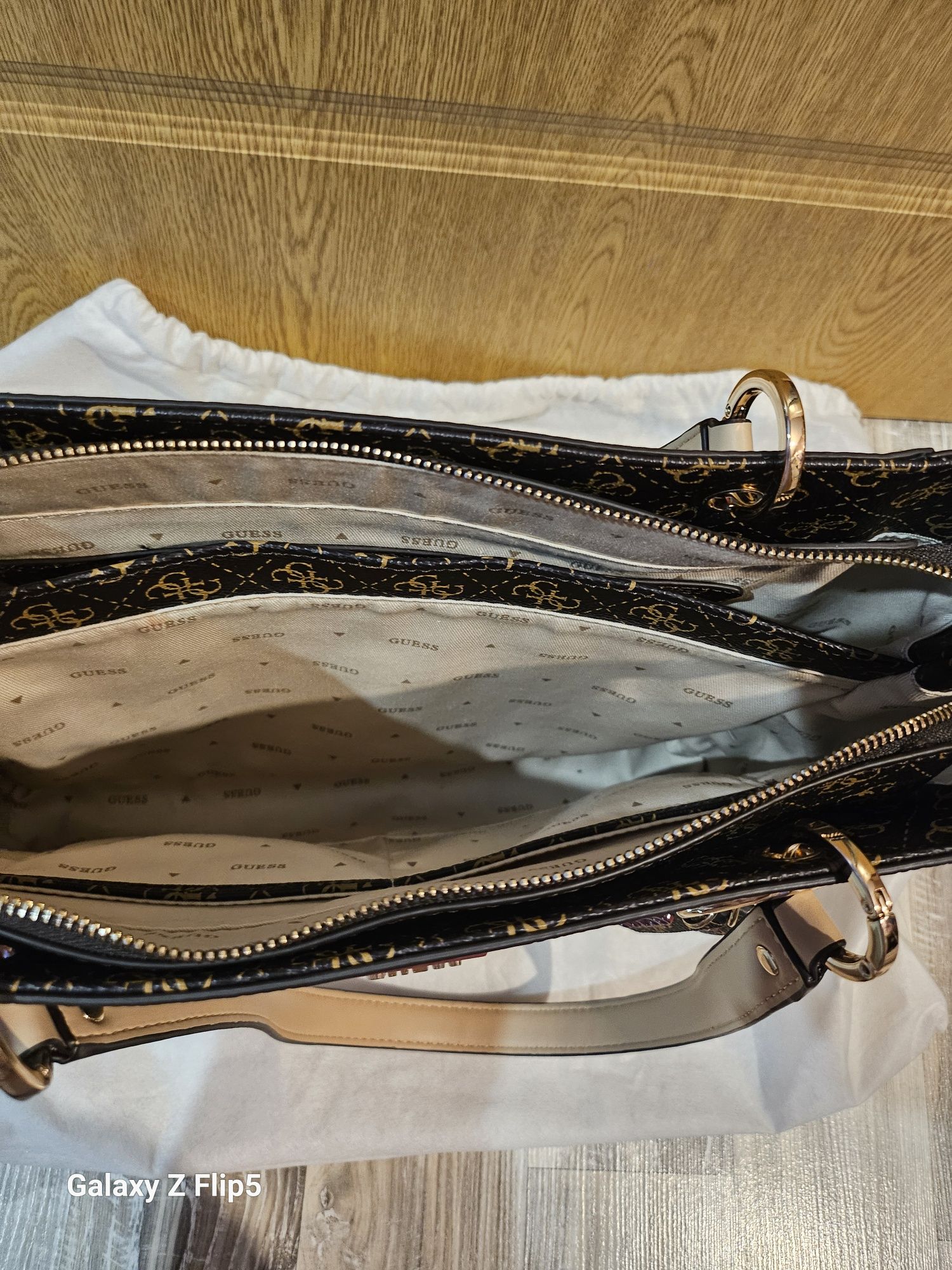 Продавам чанта GUESS