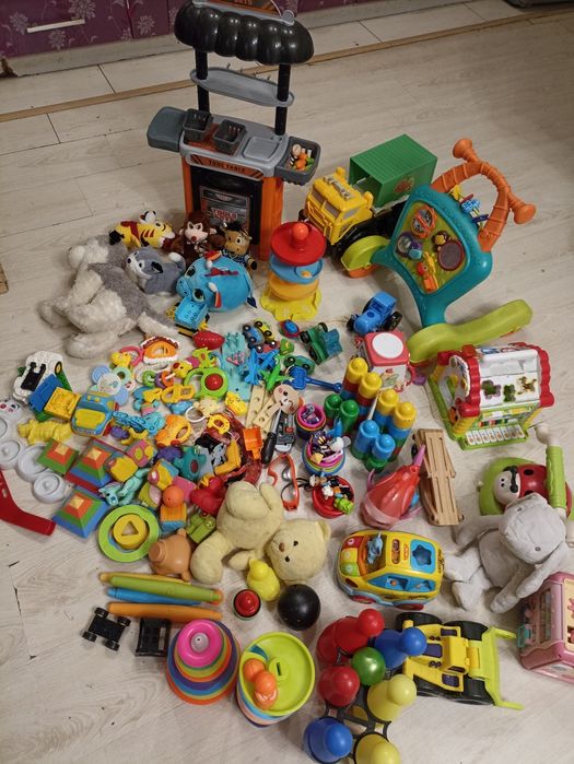 Погремушки, солитеры, толокар, пирамидки, кухня, игрушки и т.д,