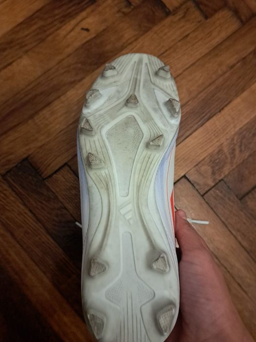 ghete adidas model F50 (Messi)