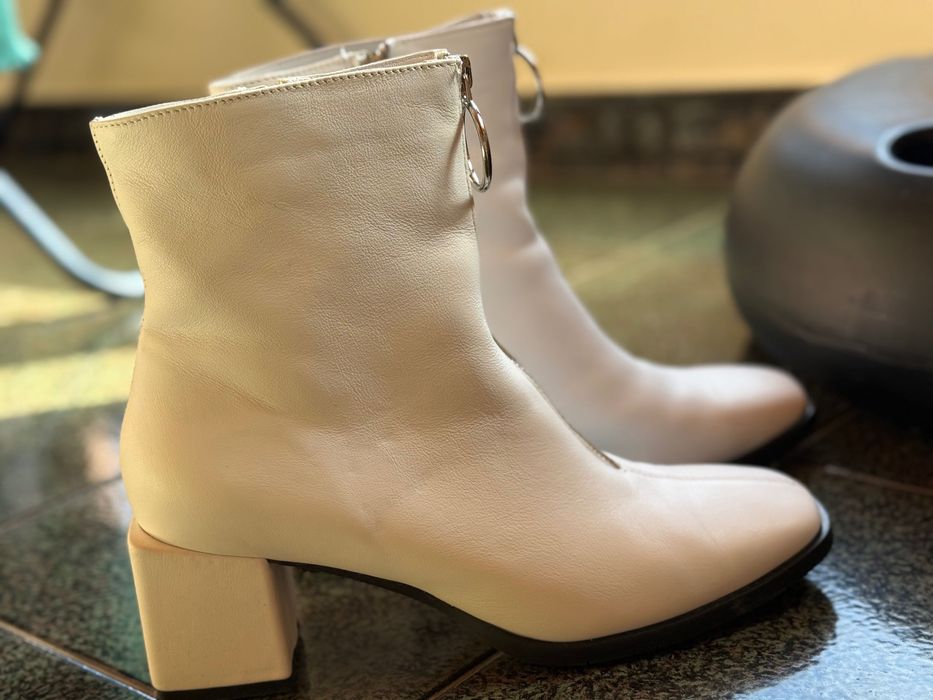 Дамски бели боти от естествена кожа