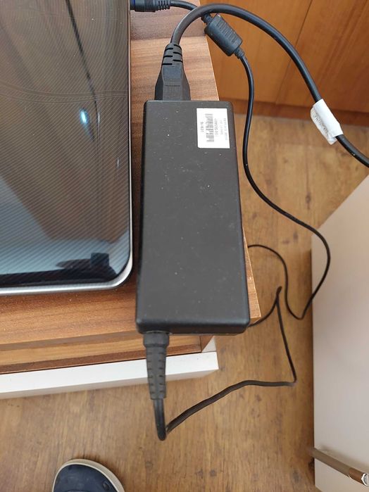 Продавам лаптоп HP Pavilion dv2700със зарядно