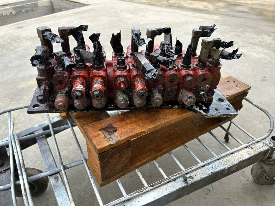 Distribuitor hidraulyc Mini excavator .