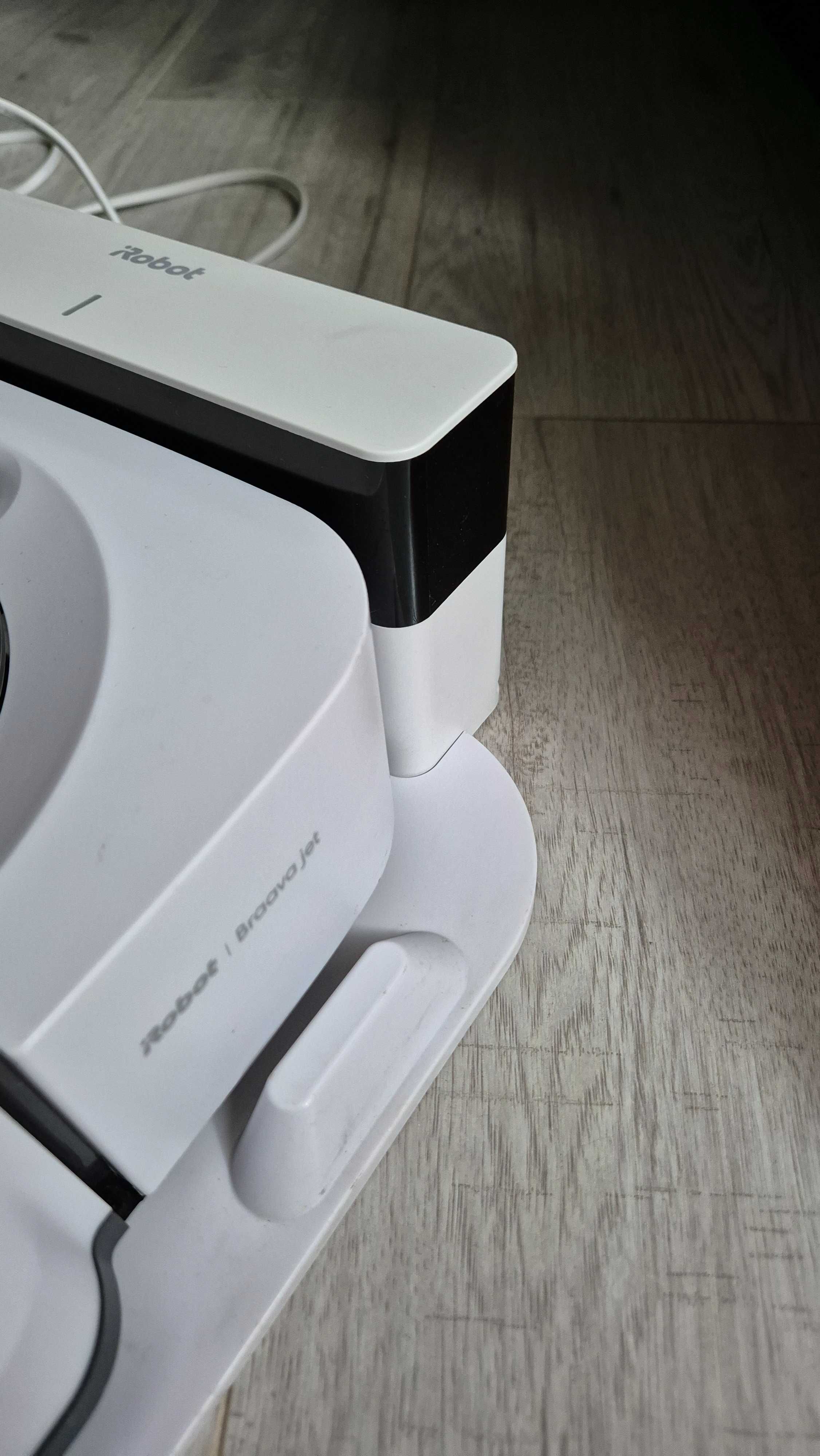 Миещ робот iRobot Roomba jet M6