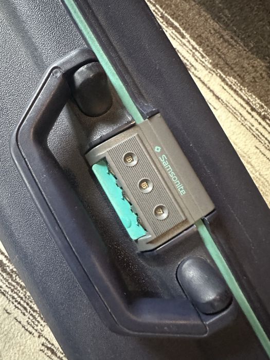 Куфар Samsonite със закопчалки и код