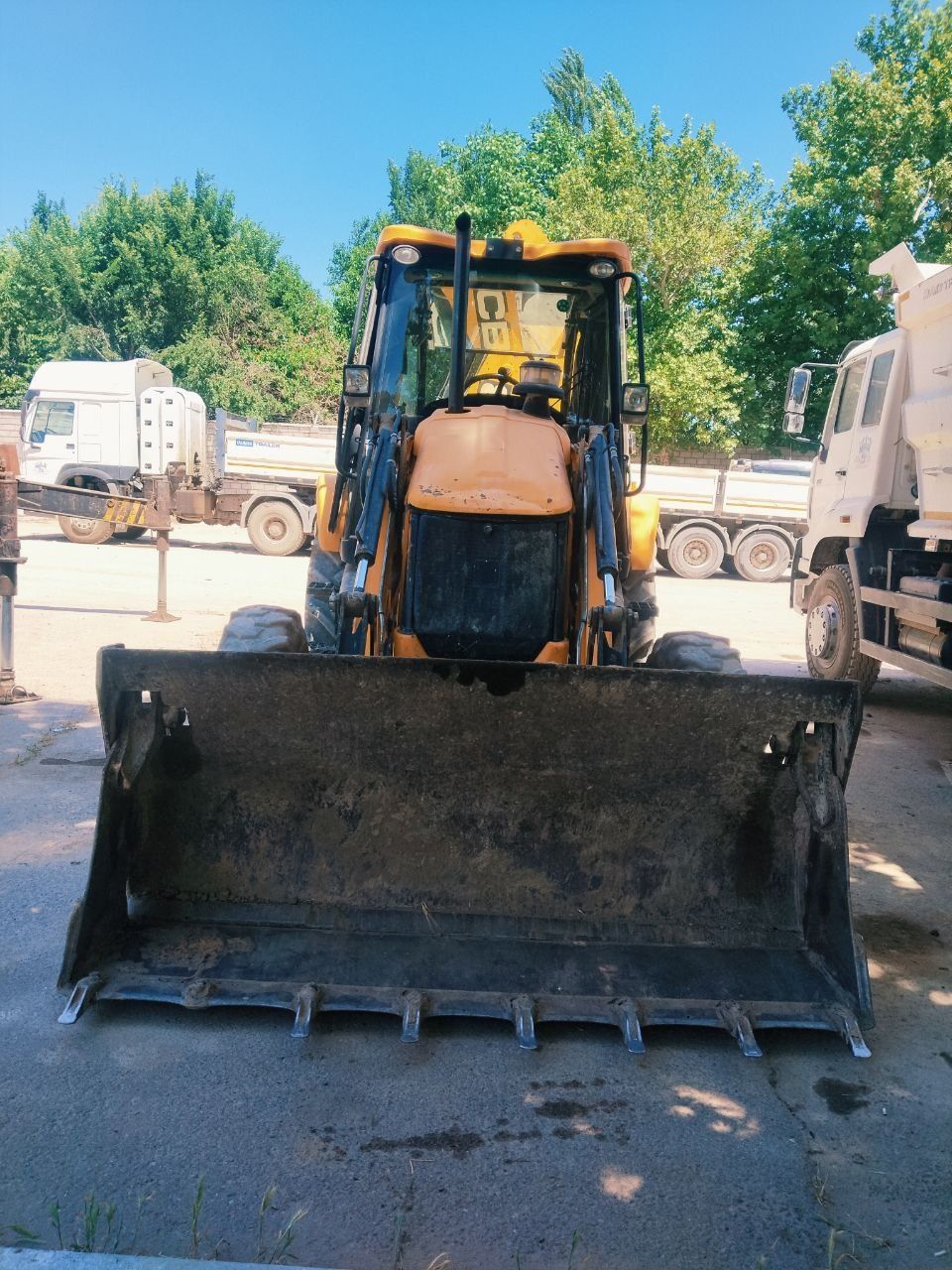 Ekskavatr JCB xoroshim sostayaniy