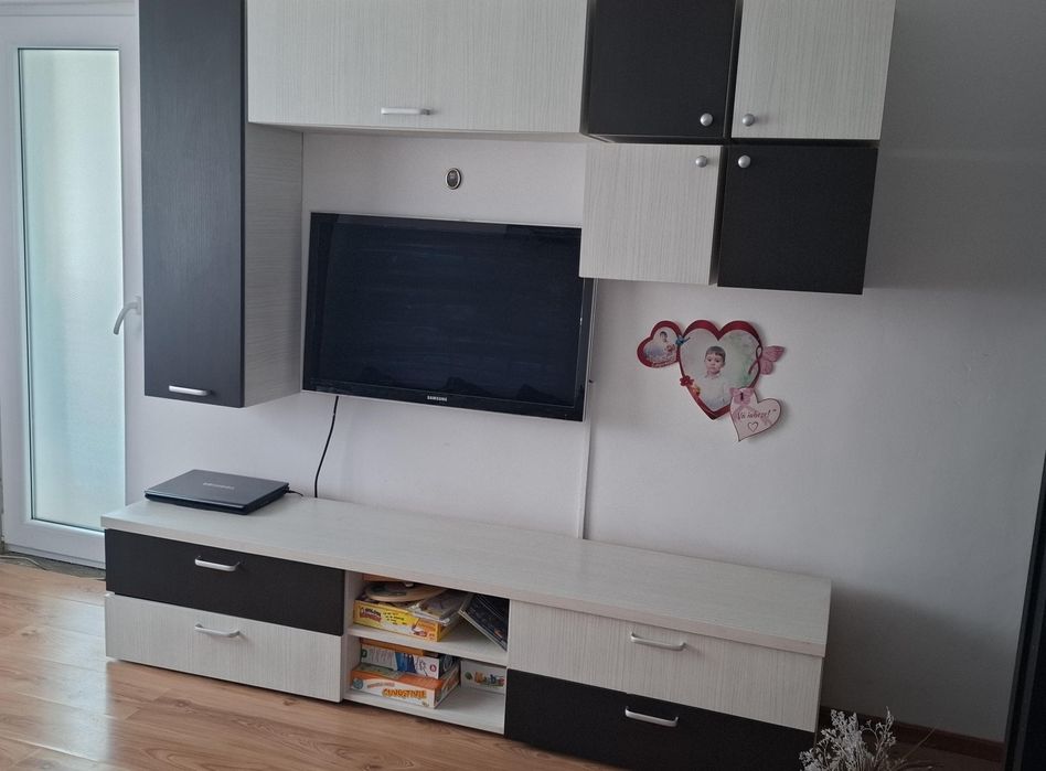 Mobila dormitor (dressing/ Dulap, comoda si trei corpuri adiacente)