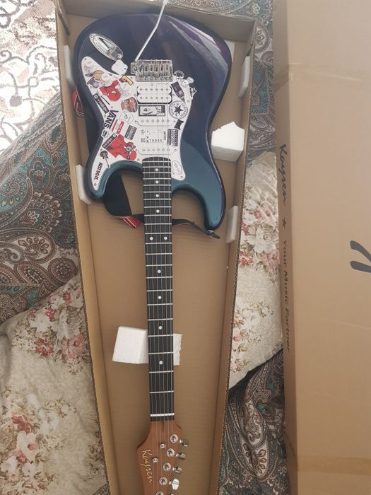 Электро гитара почти новая