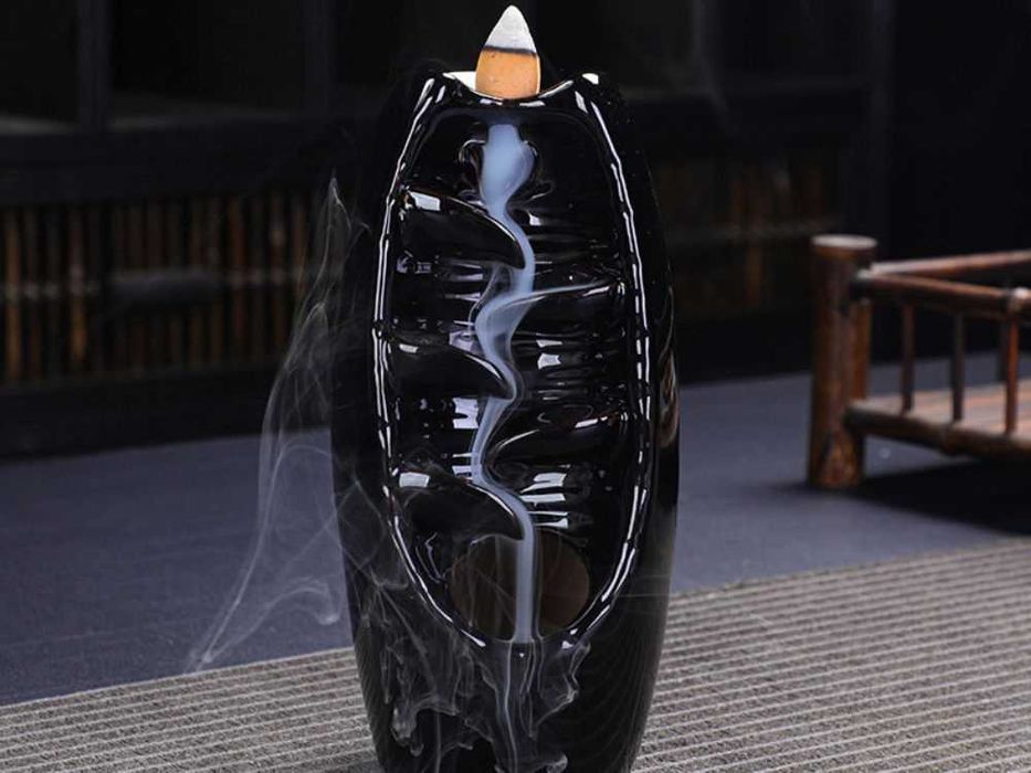 Arzator ceramic conuri parfumate cascada cu 10 conuri incluse negru