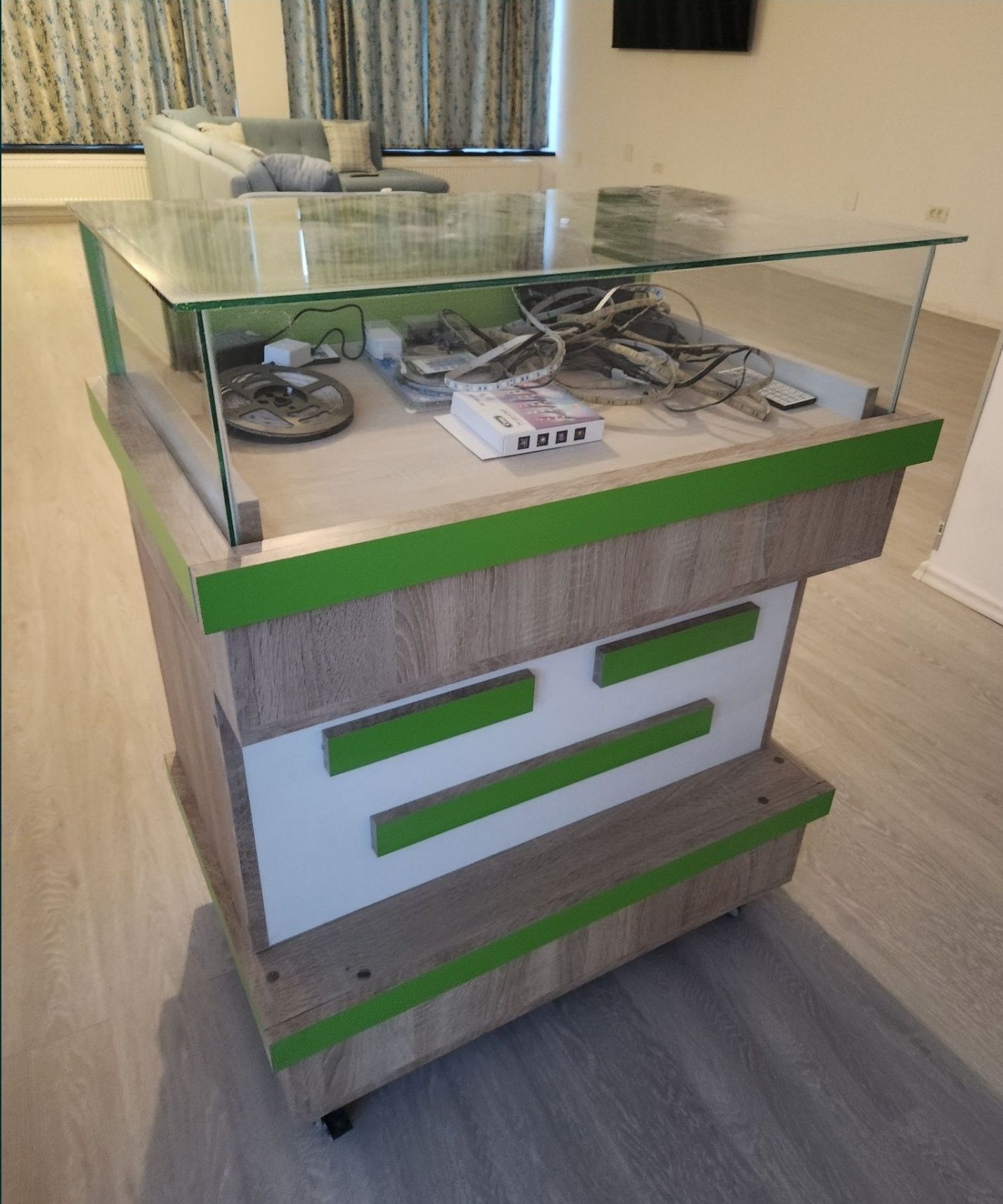 Vitrine prezentare rosu și verde impecabil