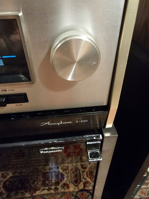 Tuner Accuphase T100.