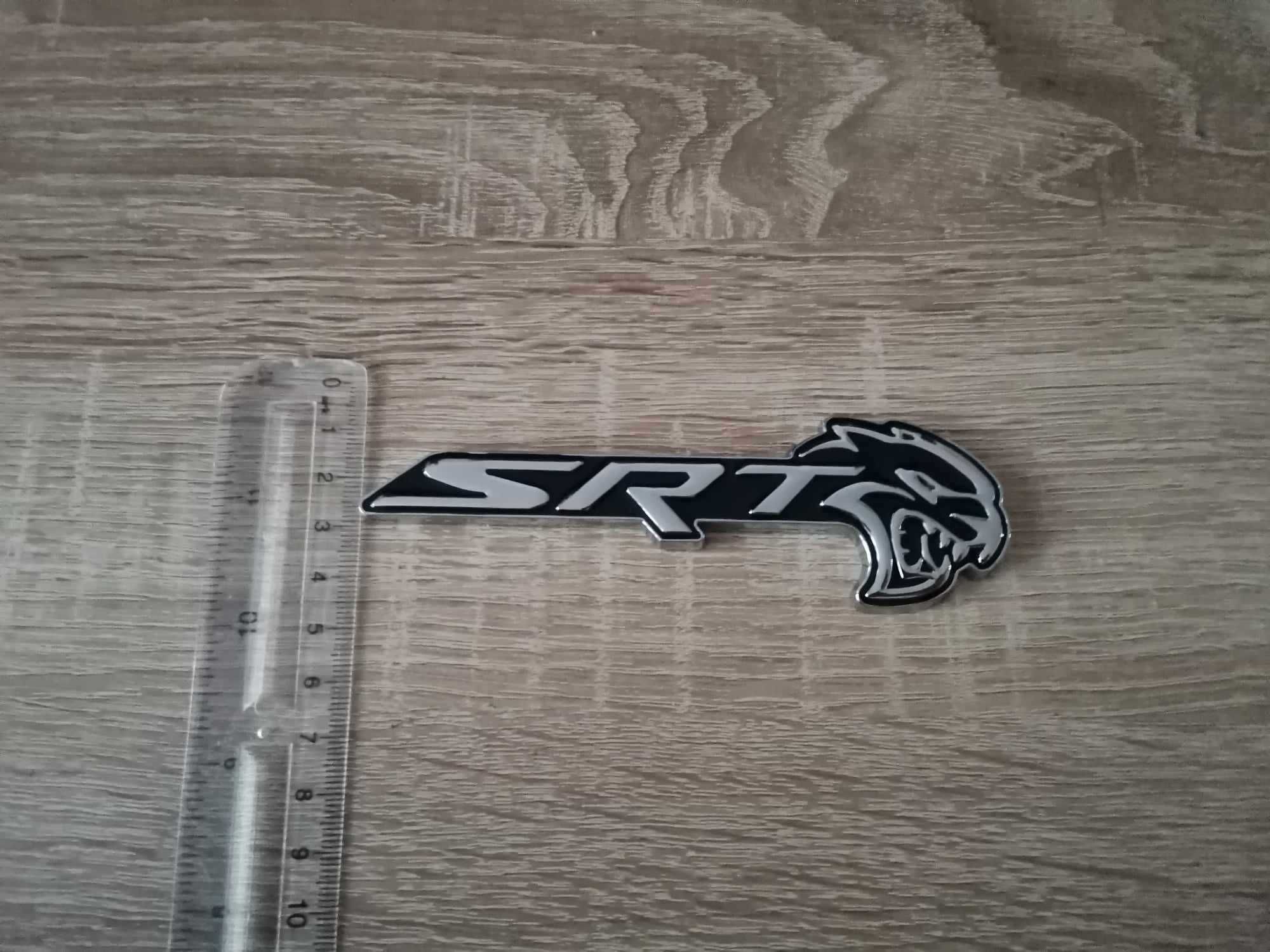 SRT Hellcat сребристо с черно емблема дясна