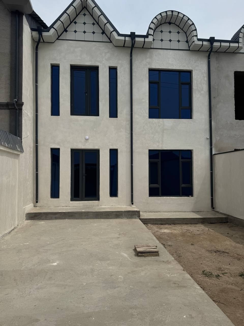 Raysentr Xalq bank orqasida 2 etaj  150m2