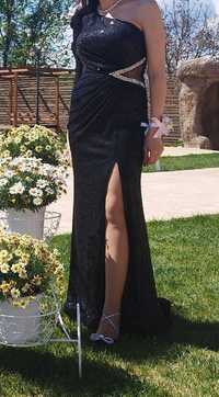 Елегантна черна рокля с пайети