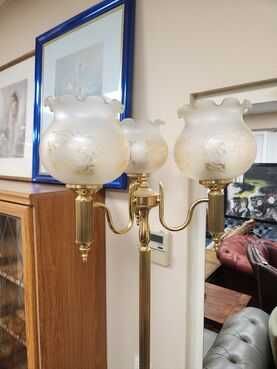 Лампа и стойка за костюми.