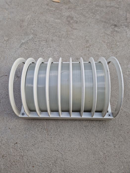 De vânzare plafoniera de exterior culoare alba  funcționare la 220v