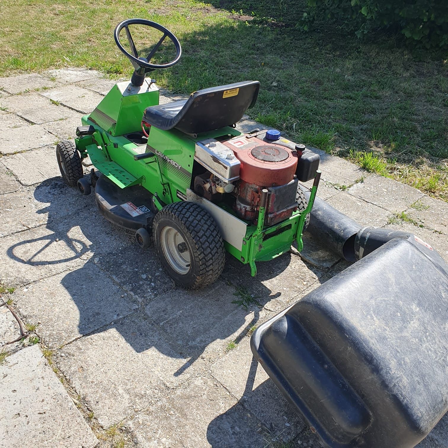 Tractor tuns gazon,tractoras iarba marca Lawn-Boy