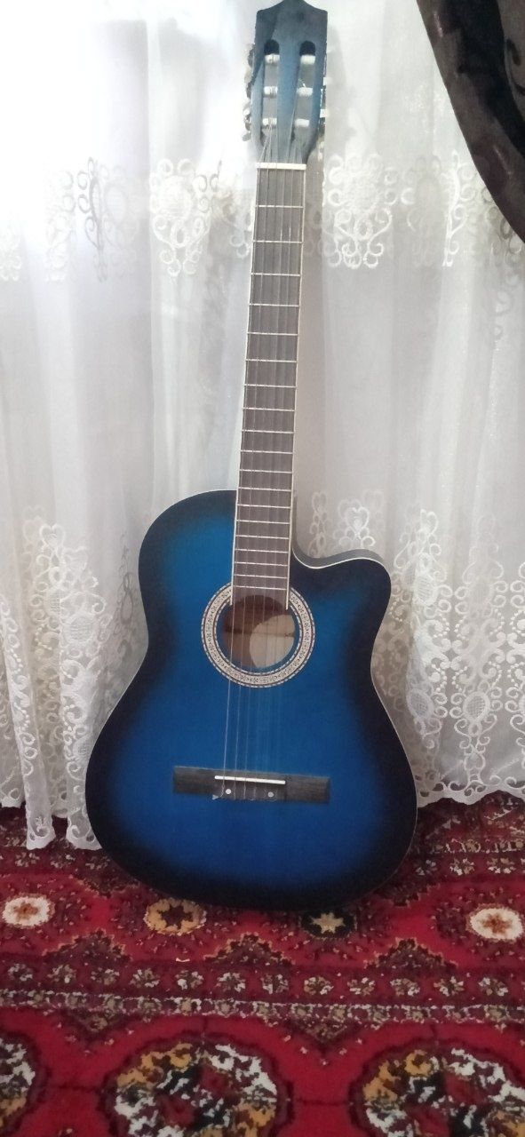Gitara ko'k rangda