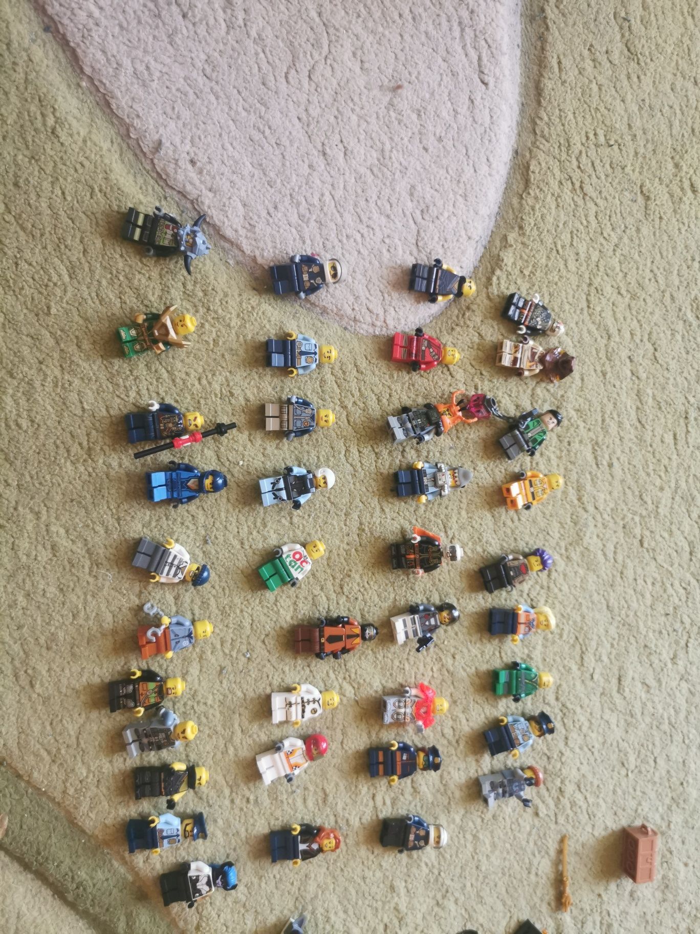 Vând figurine lego