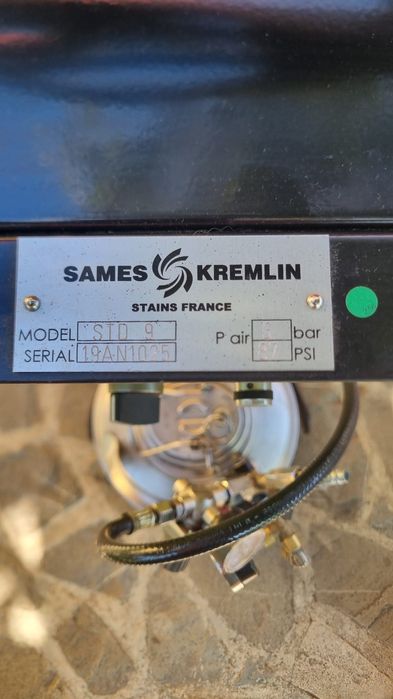 Aparat de vopsit în câmp electrostatic