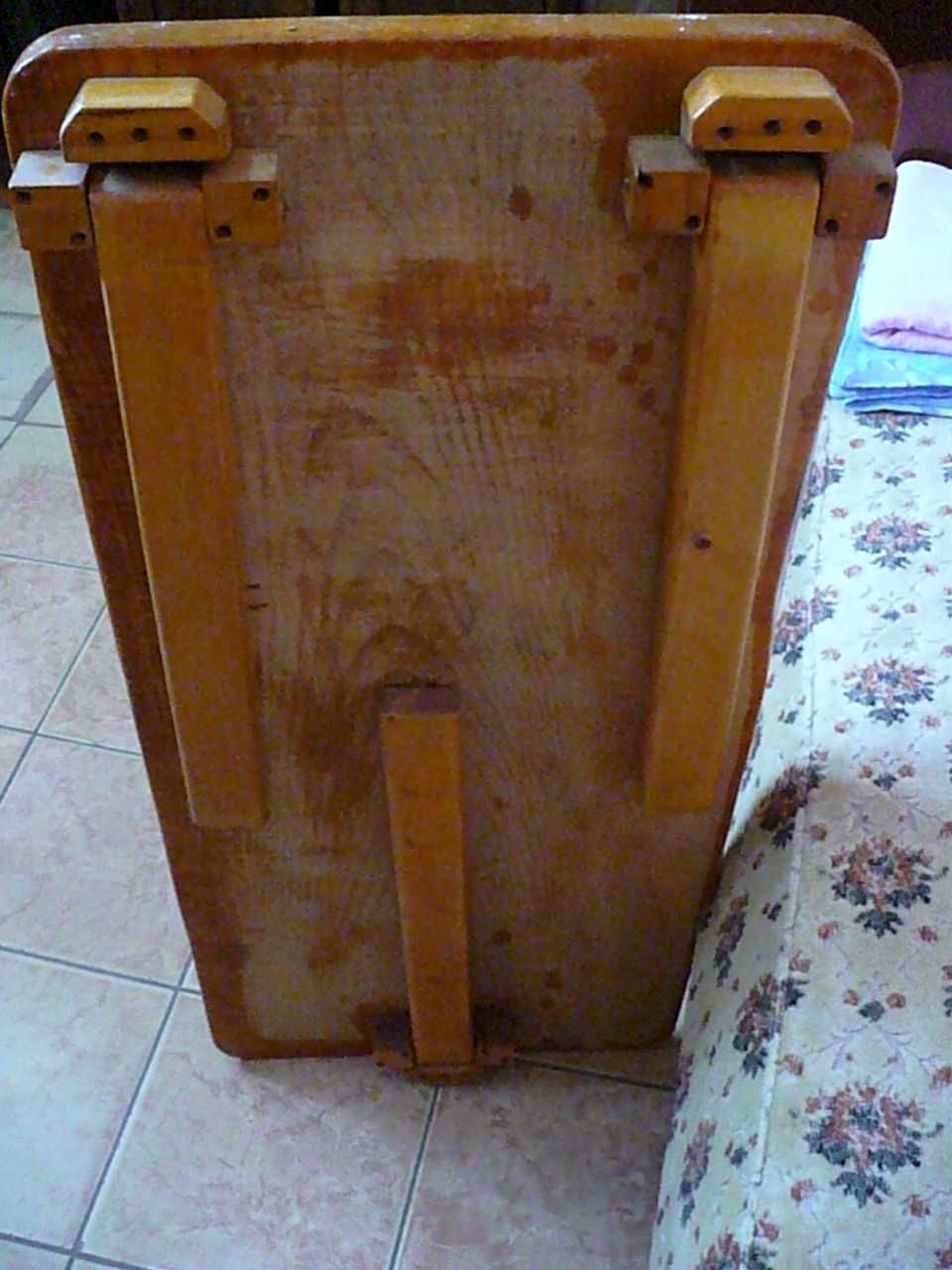Masa rustica din lemn lacuit cu trei picioare rabatabile