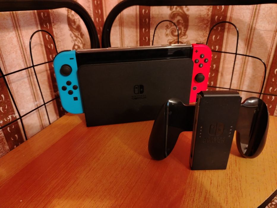 Нинтендо свитч олед красно синийй. Бу в отличном состоянии.