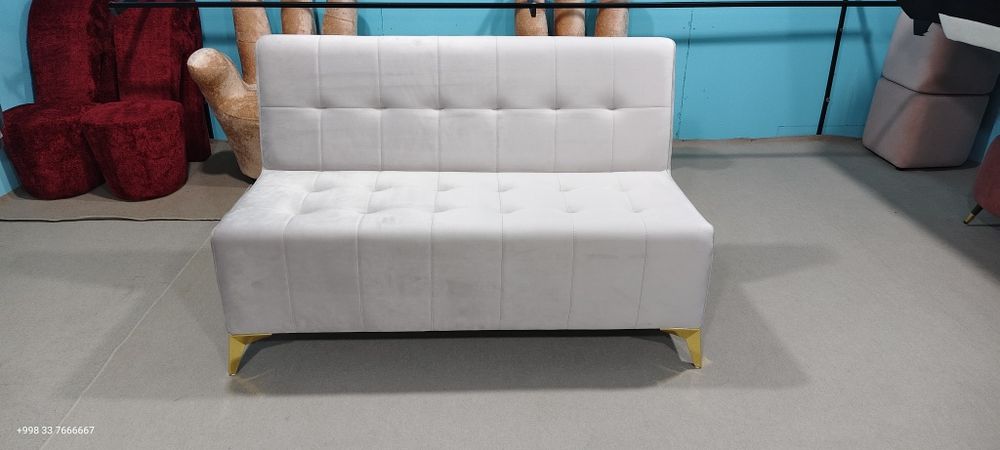 Нежно розовый диван для дома офиса салона красоты