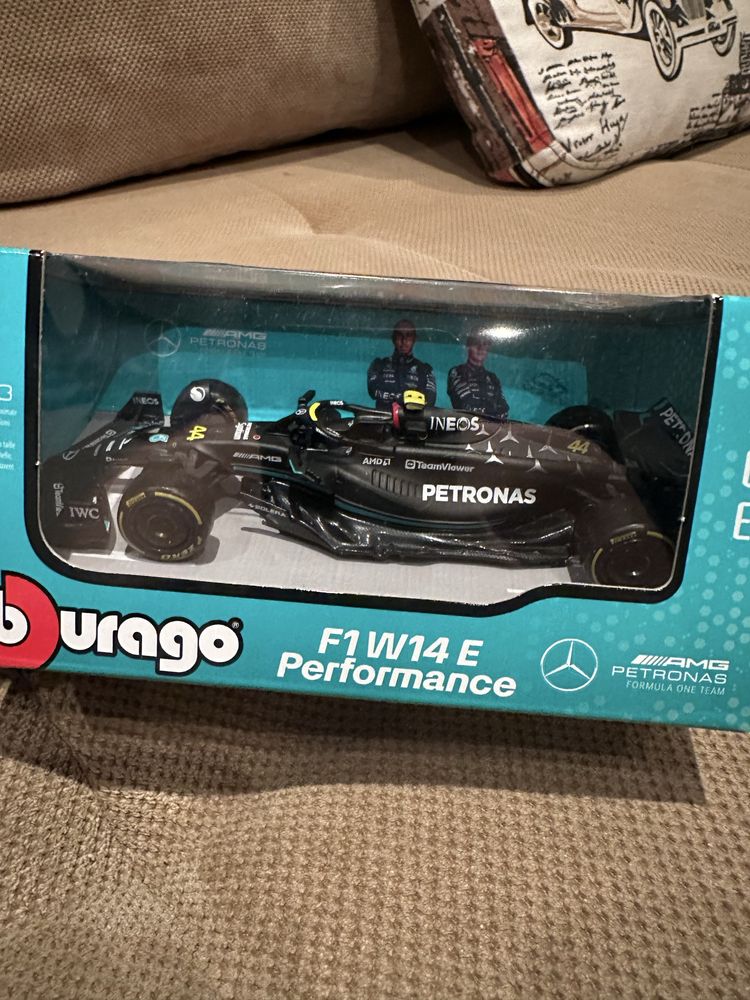 Продавам формула 1 W14 - L. Hamilton 1:43 Bburago