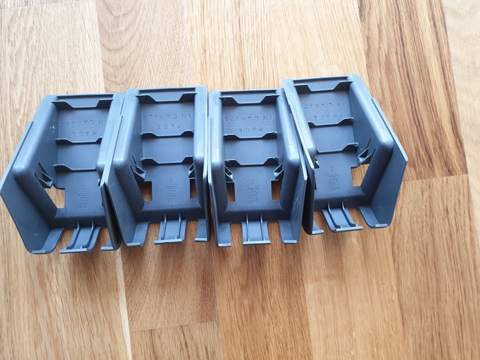 Vand 4 ornamente plastic balamele bancheta spate Suzuki Grand Vitara