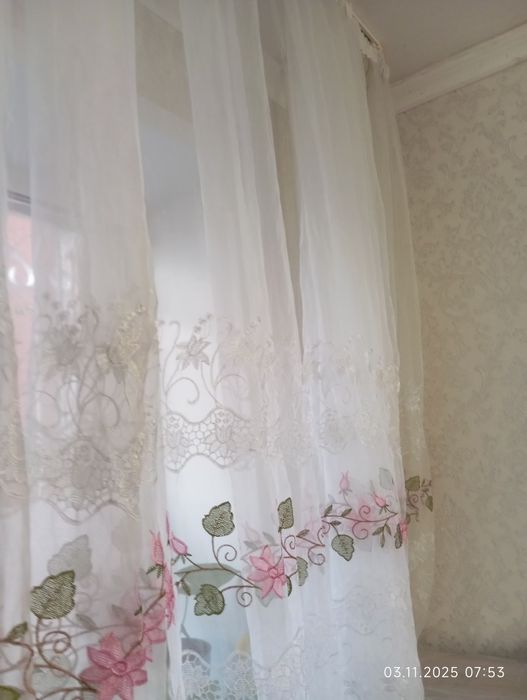 Продам тюль белая с розовыми цветочками