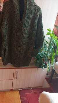 Ръчно плетена жилетка с цип, качулка и джобове