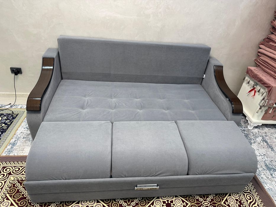 Продается диван гостиной