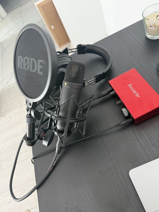 Full Studio Setup (RODE NT1, Focusrite Scarlett, Casti Audio Technica)