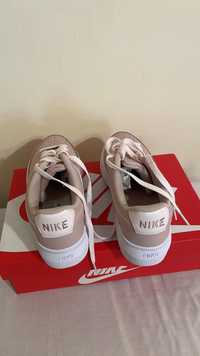Дамски спортни обувки Nike