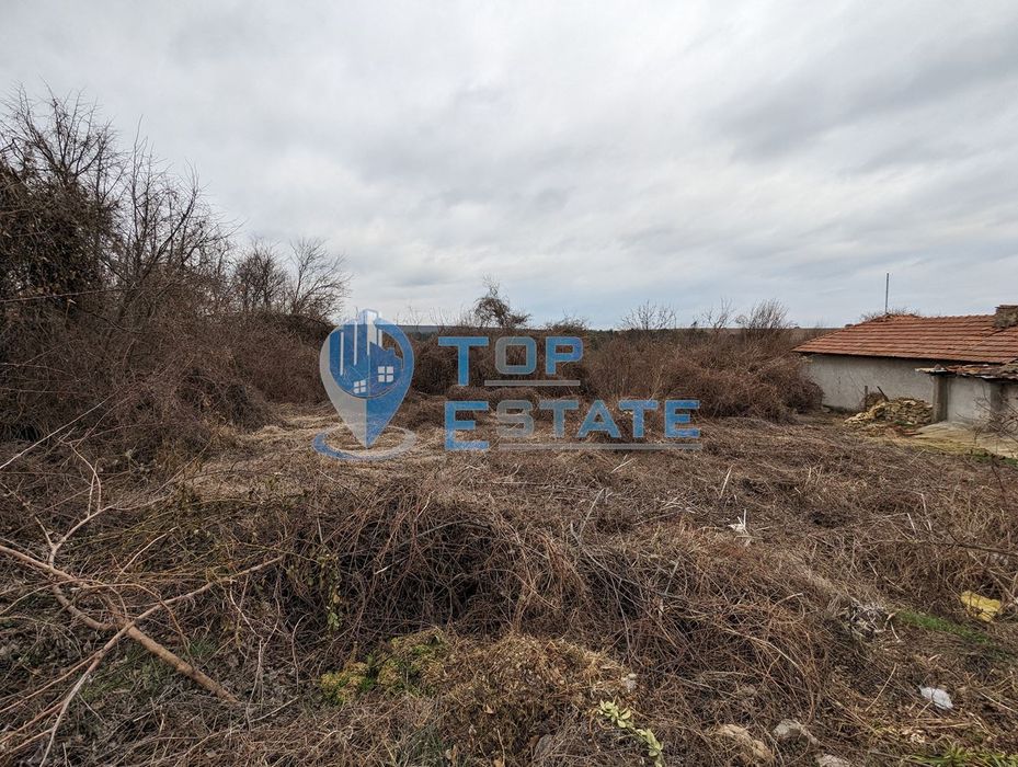 Парцел със стара къща в село Орловец