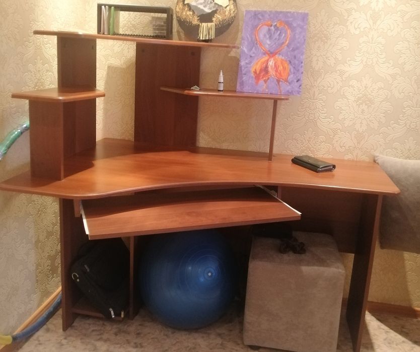 Продам мебель б/у. стол.