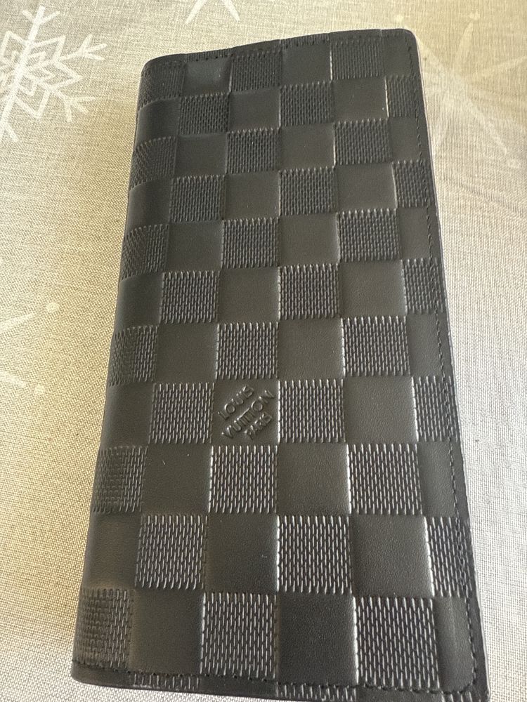 Продавам Кожен партфеил на Louis Vuitton  и Goyard