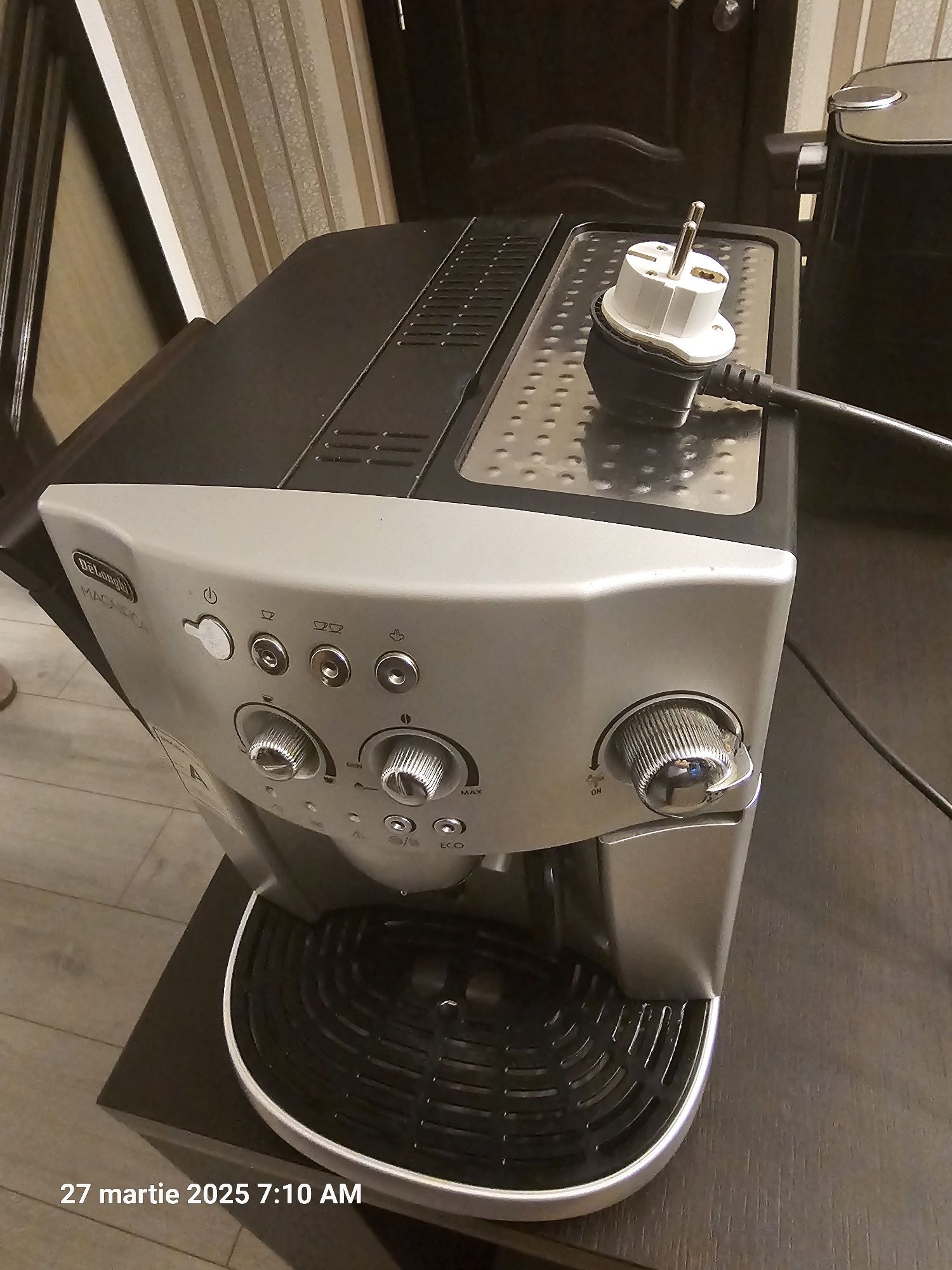 Espressor de cafea Deloghi Magnifica