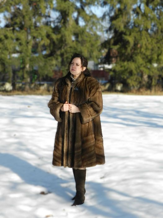 ELEGANTA LA SUPERLATIV!Sublima haina din blana de vizon capuccino.