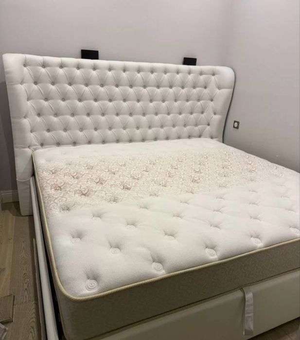 Двуспальная кровать