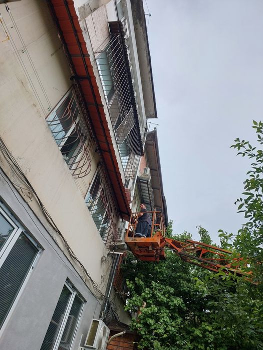 Установка над окнами навес козырьки