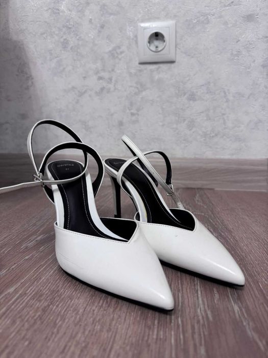 Продам босоножки белые новые