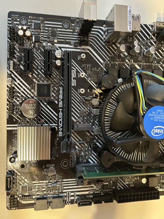 Setup PC Gaming: i5 10400 + Radeon RX 6600 + placa de baza ASUS + RAM