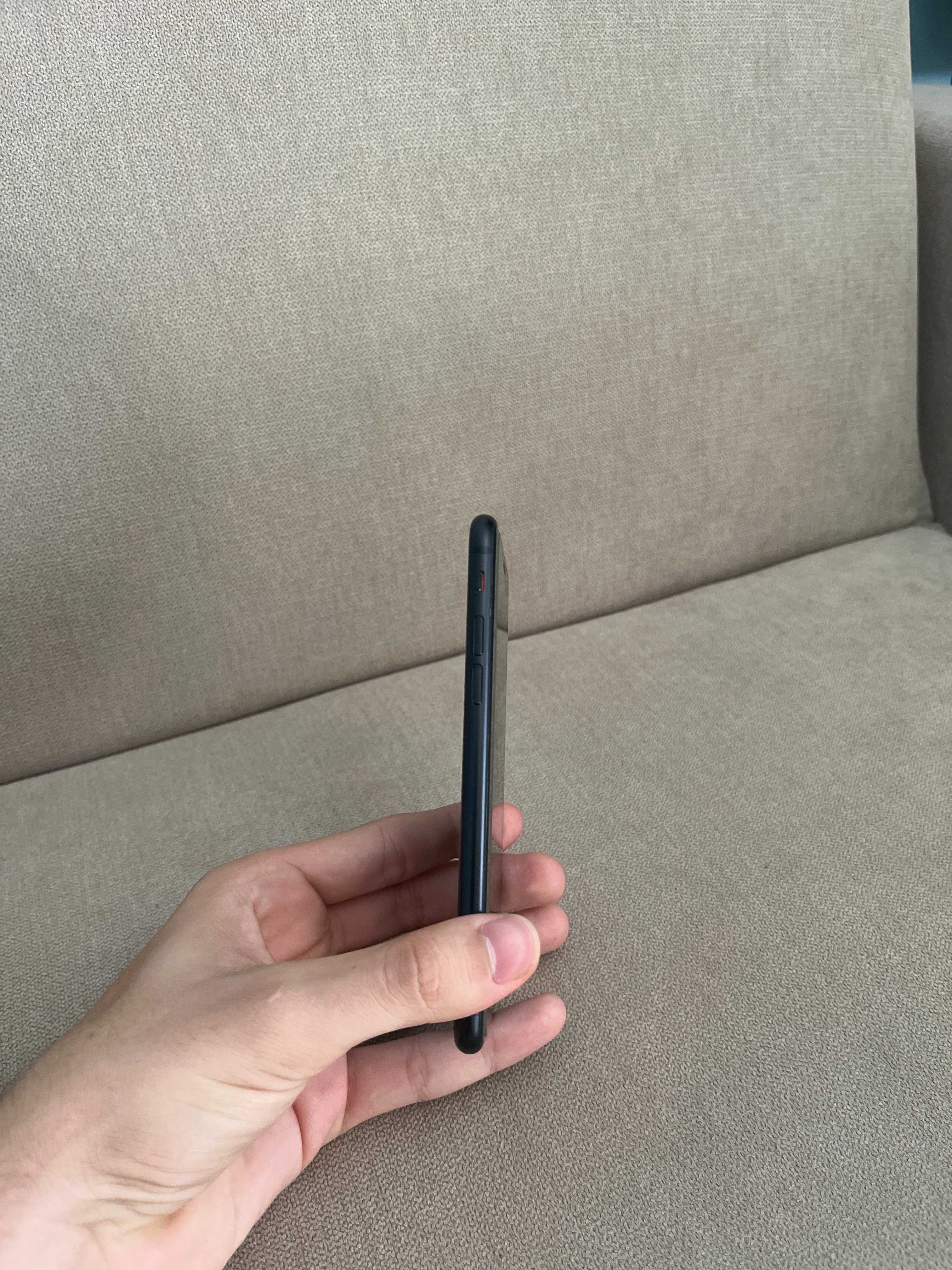 Продавам IPhone 2020 + протектор + калъф (Speck) - 175 лв