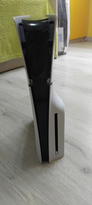Playstation 5 Slim с 3 игри и постойка за конзолата