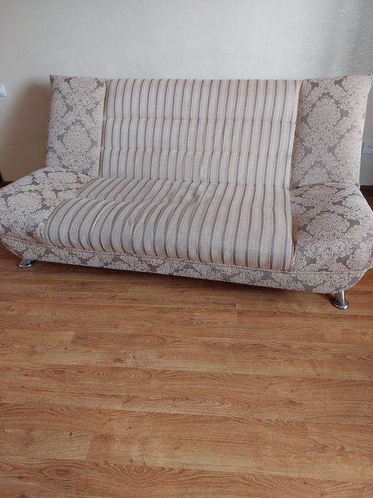 Диван раскладной и кресла.