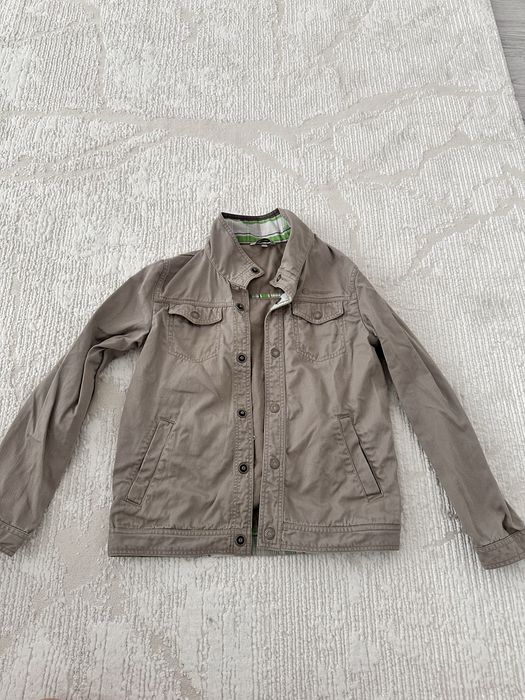 Продам ветровку 2000 тенге